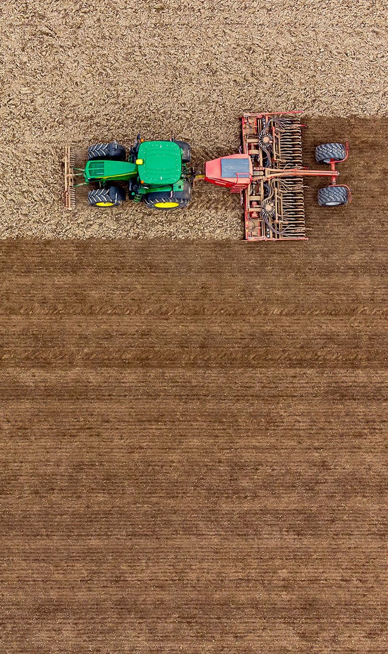 Landwirt beim Pflügen